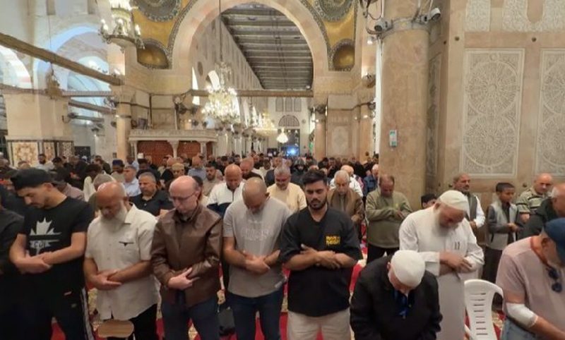 #صور | من أداء صلاة المغرب داخل المصلى القبلي في المسجد الأقصى المبارك.