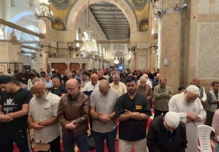 #صور | من أداء صلاة المغرب داخل المصلى القبلي في المسجد الأقصى المبارك.