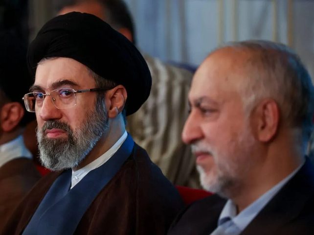 مصادر أمريكية : خامنئي يلعب دورا حاسما في صياغة استراتيجية الحرب