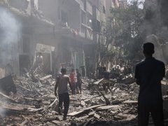 حرائق واصابات اثر تدمير طائرات الاحتلال مربع سكني بمخيم الشاطئ في قطاع غزة