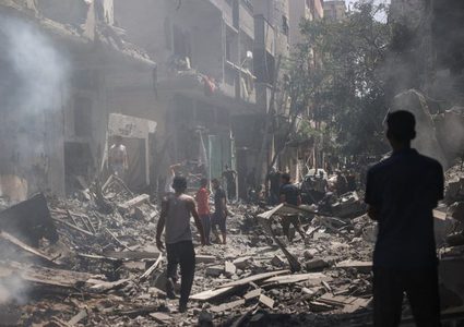 حرائق واصابات اثر تدمير طائرات الاحتلال مربع سكني بمخيم الشاطئ في قطاع غزة