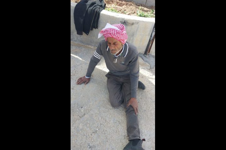 إصابة مزارع واعتقال آخر في اعتداءات للمستوطنين والاحتلال بمسافر يطا