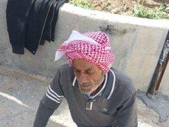 إصابة مزارع واعتقال آخر في اعتداءات للمستوطنين والاحتلال بمسافر يطا