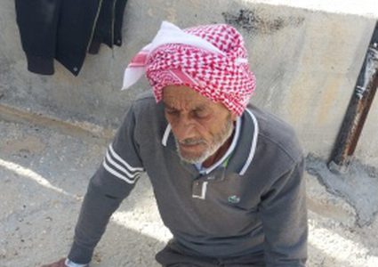 إصابة مزارع واعتقال آخر في اعتداءات للمستوطنين والاحتلال بمسافر يطا