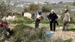 مستوطنون يمنعون مزارعين من حراثة أراضيهم في بيت إكسا