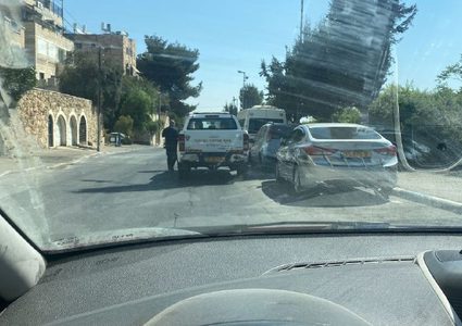 الاحتلال ينصب حاجزا ويحرر مخالفات في الطور شرق القدس