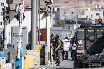 الاحتلال يعتقل مواطنا ويعتدي على شقيقه في العيزرية شرق القدس