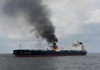 اندلاع حريق في سفينة تجارية شمال شرقي قطر بعد تعرضها لهجوم بمقذوف مجهول المصدر