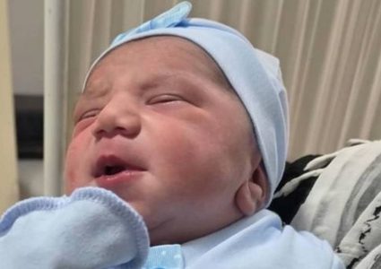 نابلس: تسليم 26 ألف شيكل ضمن حملة “نقوط اليمان” لدعم طفل الشهيد نايف سمارو