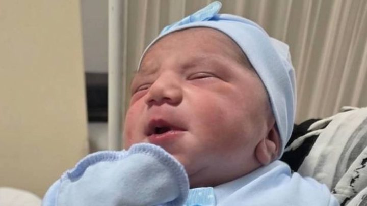 نابلس: تسليم 26 ألف شيكل ضمن حملة “نقوط اليمان” لدعم طفل الشهيد نايف سمارو