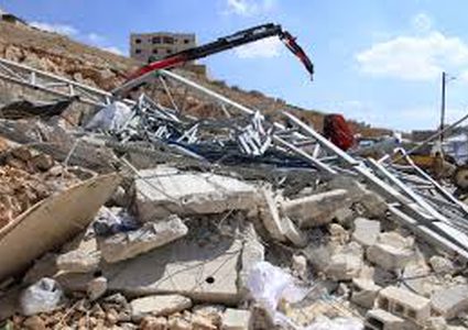 قوات الاحتلال تهدم منزلا ومنشأة صناعية في مخيم الجلزون شمال رام الله