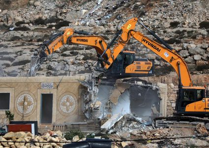 الاحتلال يهدم عشرات المنشآت التجارية والصناعية في العيزرية