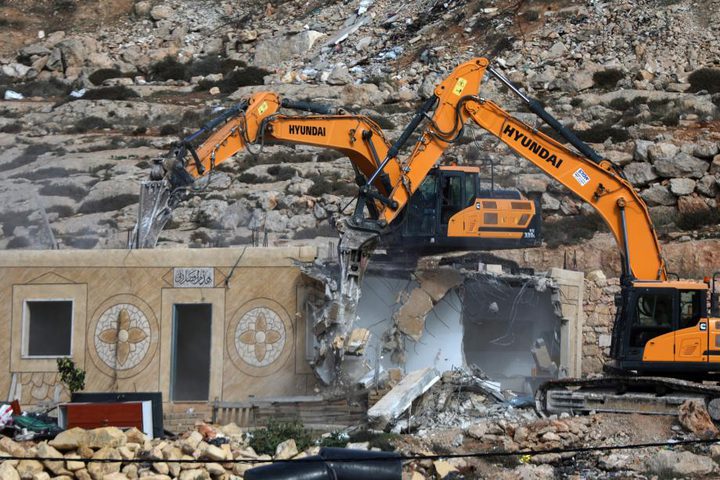 الاحتلال يهدم عشرات المنشآت التجارية والصناعية في العيزرية