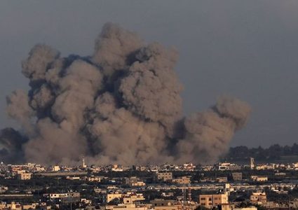زوارق الاحتلال تقصف سواحل غزة وخان يونس ومدفعية تستهدف شرق القطاع