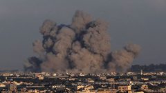 زوارق الاحتلال تقصف سواحل غزة وخان يونس ومدفعية تستهدف شرق القطاع