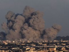 زوارق الاحتلال تقصف سواحل غزة وخان يونس ومدفعية تستهدف شرق القطاع