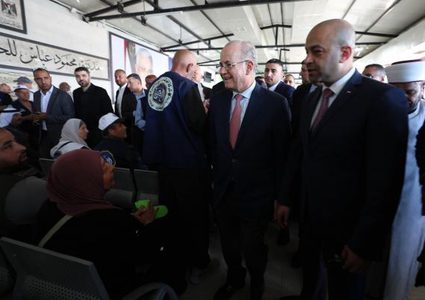 رئيس الوزراء يودّع الحجاج ويتابع جاهزية المعابر وترتيبات السفر