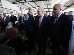 رئيس الوزراء يودّع الحجاج ويتابع جاهزية المعابر وترتيبات السفر