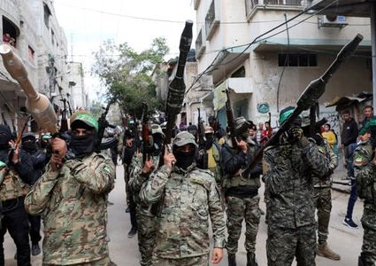 حماس تنتقد تصريحات ملادينوف بشأن سلاحها وتتهم إسرائيل بخرق الهدنة
