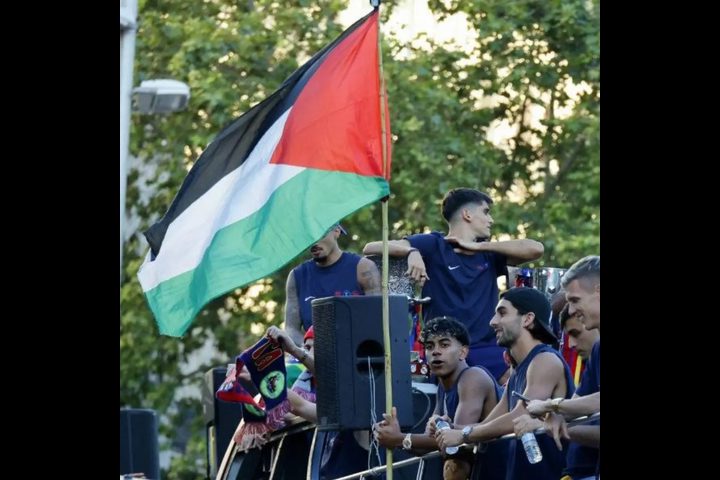 فليك يعلّق على رفع لامين يامال علم فلسطين خلال احتفالات برشلونة