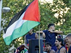 فليك يعلّق على رفع لامين يامال علم فلسطين خلال احتفالات برشلونة