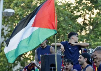 فليك يعلّق على رفع لامين يامال علم فلسطين خلال احتفالات برشلونة