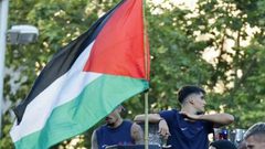 فليك يعلّق على رفع لامين يامال علم فلسطين خلال احتفالات برشلونة