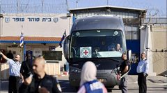 الاحتلال يفرج عن 13 أسيرا فلسطينيا من قطاع غزة