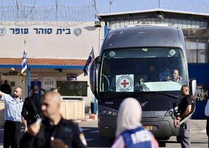 الاحتلال يفرج عن 13 أسيرا فلسطينيا من قطاع غزة