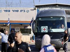 الاحتلال يفرج عن 13 أسيرا فلسطينيا من قطاع غزة