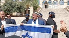 المتطرف بن غفير يقتحم الأقصى ويرفع علم الاحتلال