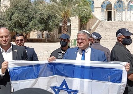المتطرف بن غفير يقتحم الأقصى ويرفع علم الاحتلال