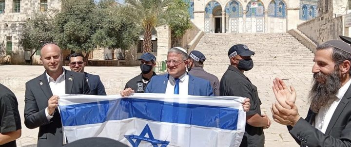 المتطرف بن غفير يقتحم الأقصى ويرفع علم الاحتلال