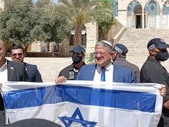 المتطرف بن غفير يقتحم الأقصى ويرفع علم الاحتلال