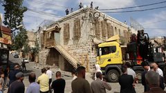 الاحتلال ينفذ أعمال بناء فوق سطح مبنى بلدية الخليل القديم المغلق منذ سنوات