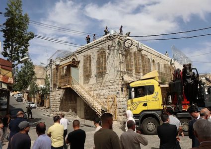 الاحتلال ينفذ أعمال بناء فوق سطح مبنى بلدية الخليل القديم المغلق منذ سنوات