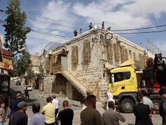 الاحتلال ينفذ أعمال بناء فوق سطح مبنى بلدية الخليل القديم المغلق منذ سنوات
