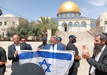 المتطرف بن غفير يقتحم الأقصى ويرفع علم الاحتلال