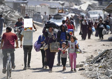 جيش الاحتلال يبدأ عملية محدودة شرق دير البلح وتقليص المساعدات الدولية