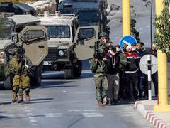 القدس: الاحتلال يقتحم الجيب ويشدد إجراءاته على بلدة حزما