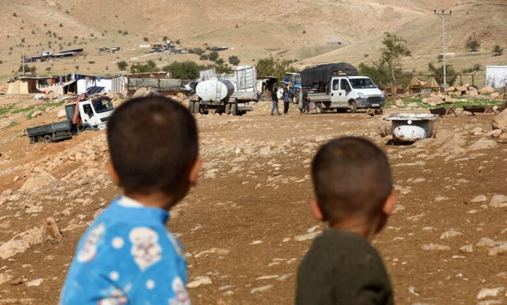 مستوطنون يجبرون عائلة من عرب الكعابنة على الرحيل غرب العوجا