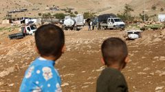 مستوطنون يجبرون عائلة من عرب الكعابنة على الرحيل غرب العوجا