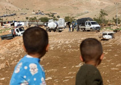مستوطنون يجبرون عائلة من عرب الكعابنة على الرحيل غرب العوجا