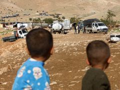 مستوطنون يجبرون عائلة من عرب الكعابنة على الرحيل غرب العوجا