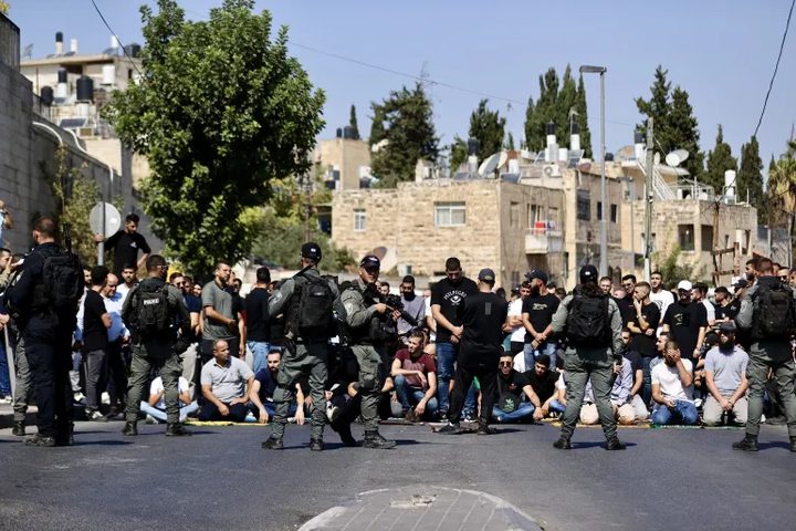 الاحتلال يفرض إجراءات مشددة على المسجد الأقصى ويعتدي على مصلين عند أبوابه