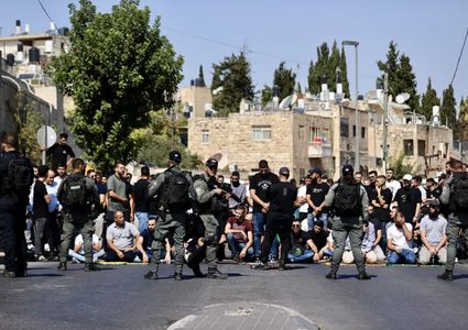 الاحتلال يفرض إجراءات مشددة على المسجد الأقصى ويعتدي على مصلين عند أبوابه