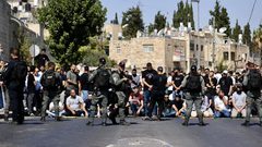 الاحتلال يفرض إجراءات مشددة على المسجد الأقصى ويعتدي على مصلين عند أبوابه