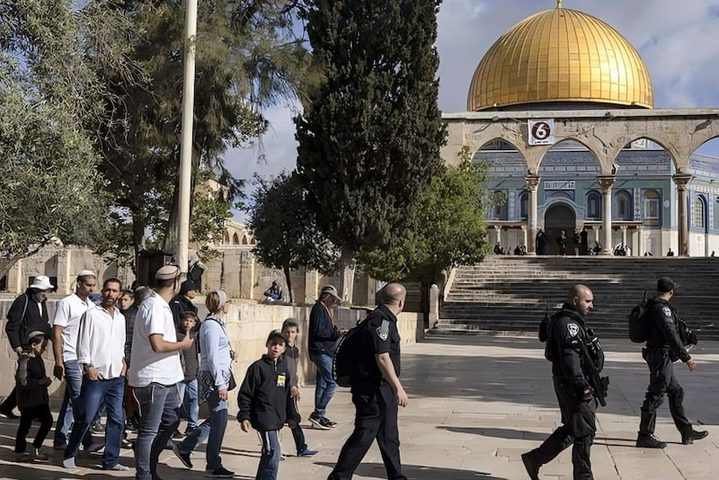 الاحتلال يعتقل مواطنة ونجلها من باحات "الأقصى"