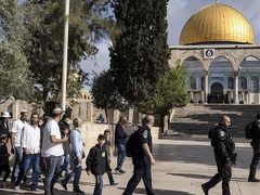الاحتلال يعتقل مواطنة ونجلها من باحات "الأقصى"