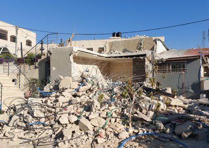 الاحتلال يجبر مواطنة على هدم منزلها في القدس